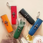 【7色現貨】IQOS ILUMA ONE保護套 防摔免拆充隨手拎 哥德風十字造型金屬感設計 適用4.0 / 6 / 7 代圓形按鈕一體機｜PU質感｜附鑰匙扣
