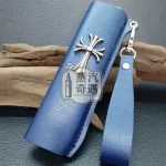 【黑色/紅色/黃色/藍色】IQOS ILUMA ONE保護套防摔皮革 哥德風十字造型金屬感設計 適用4.0 / 6 / 7 代一體機｜真皮質感｜附掛繩