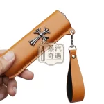 【黑色/紅色/黃色/藍色】IQOS ILUMA ONE保護套防摔皮革 哥德風十字造型金屬感設計 適用4.0 / 6 / 7 代一體機｜真皮質感｜附掛繩