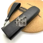 【黑色/紅色/黃色/藍色】IQOS ILUMA ONE保護套防摔皮革 哥德風十字造型金屬感設計 適用4.0 / 6 / 7 代一體機｜真皮質感｜附掛繩